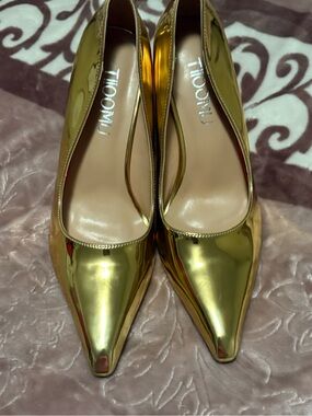 Gold Pointed-Toe Women’s Pumps